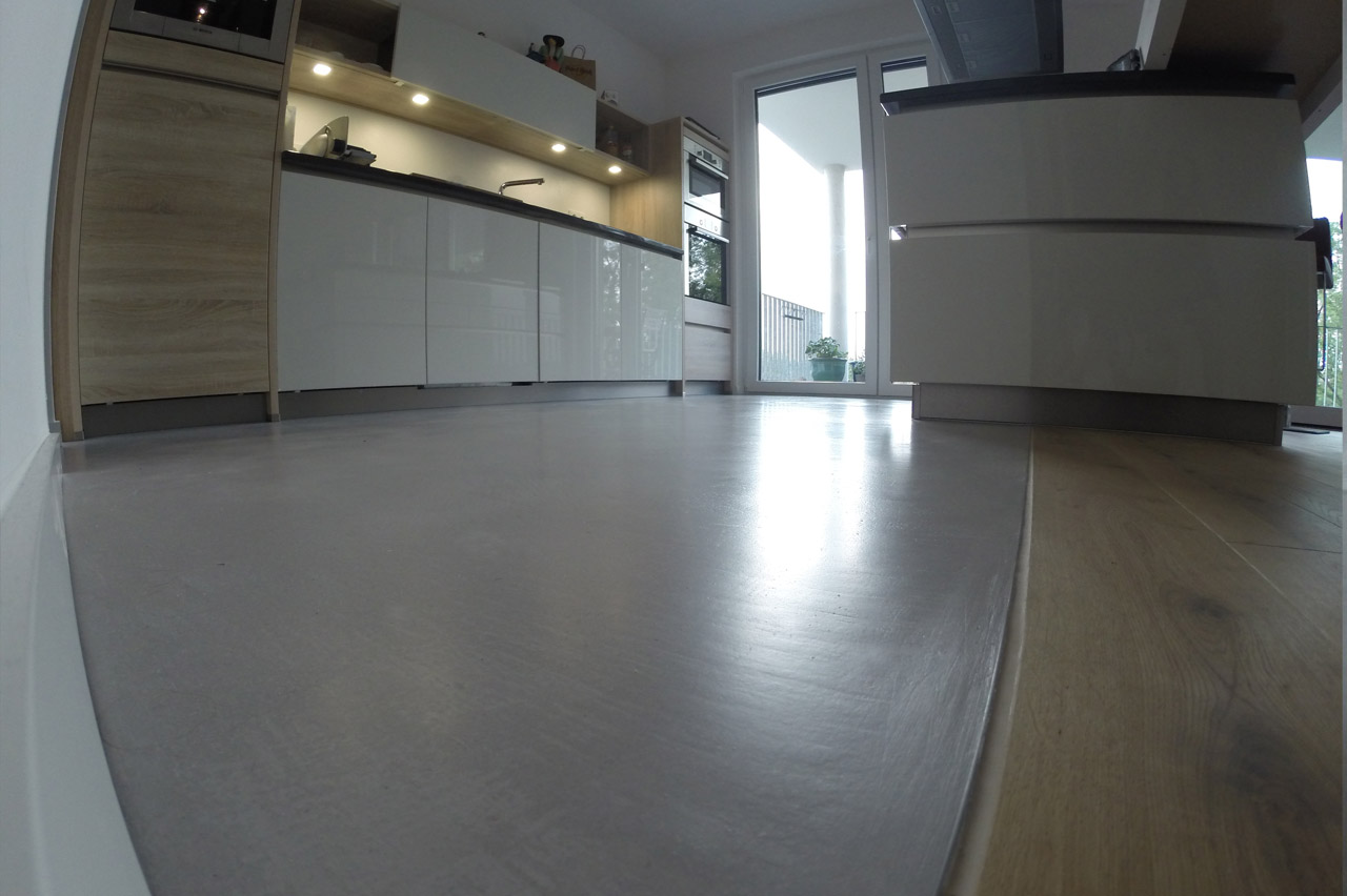 Bodenbeschichtung des Küchenbereiches. Beton Floor Nr.03 mit einer seidenmatten Versiegelung.
