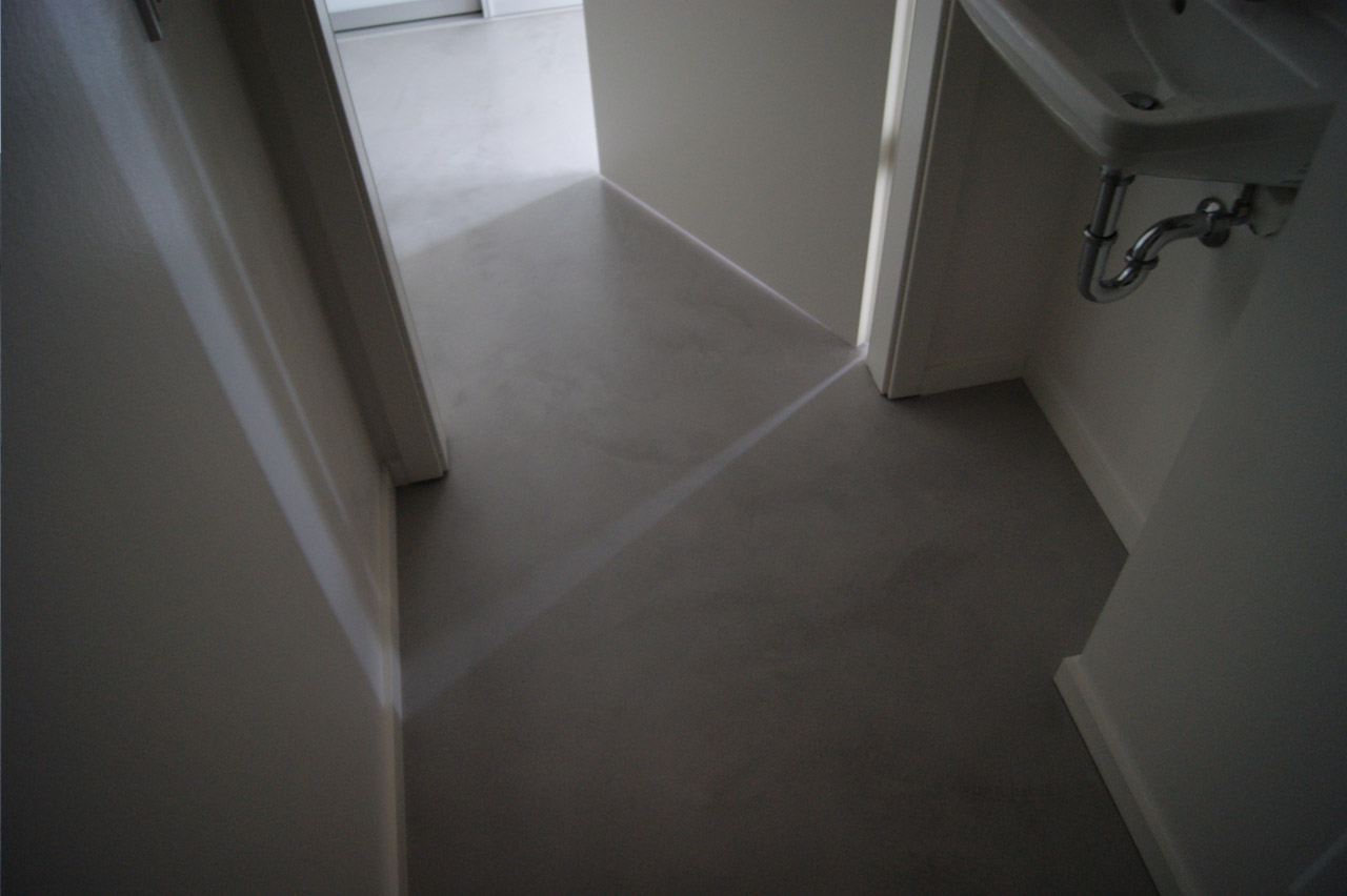 Bodenbeschichtung eines Gäste-WC`s. Beton Floor Nr.03 mit einer seidenmatten Versiegelung.
