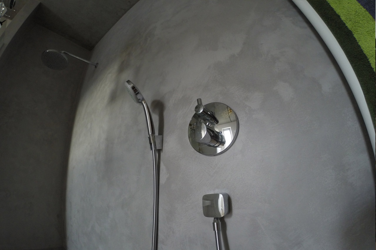 Bodengleiche Dusche mit Wandablauf. Beschichtet mit Beton Floor Nr. 03. Seidenmatte Versiegelung.