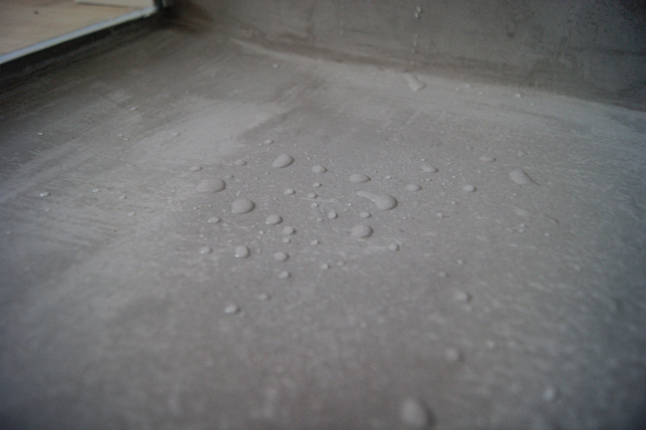 Bodengleiche Dusche mit Wandablauf. Beschichtet mit Beton Floor Nr. 03. Seidenmatte Versiegelung.