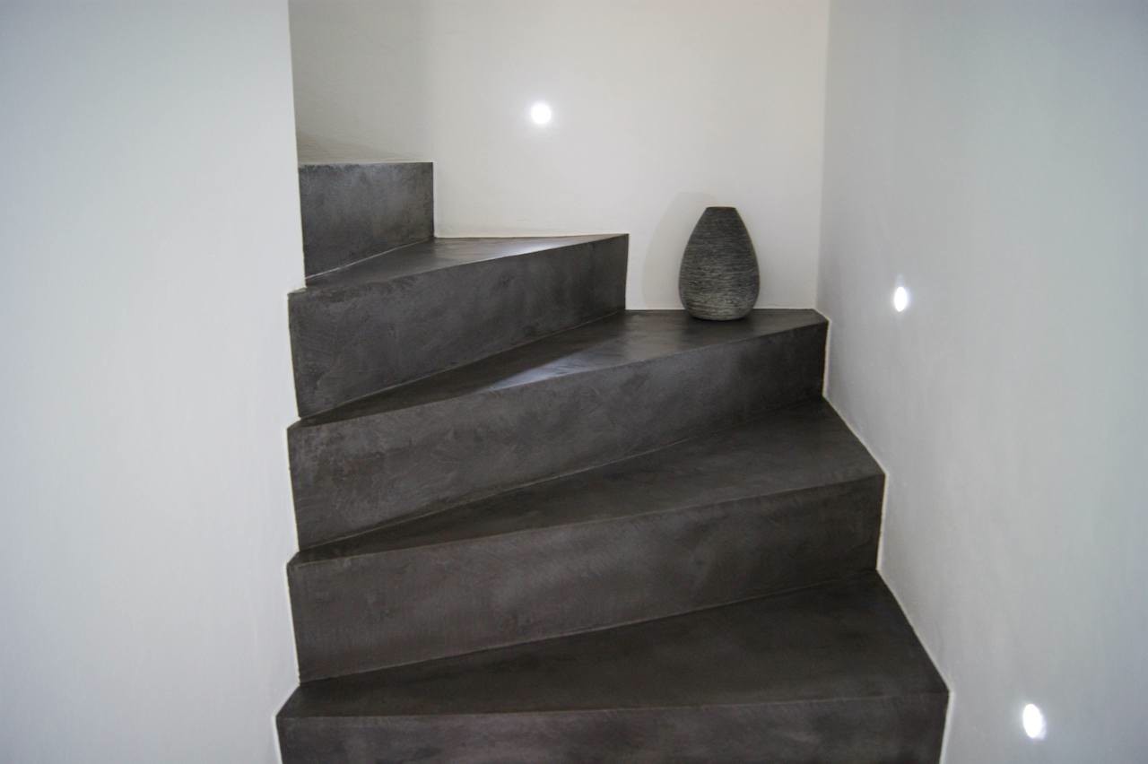 Diese Treppe in einem Einfamilienhaus wurde mit Beton Ciré Nr. 36 beschichtet und als Finish wurde eine seidenmatte Versiegelung gewählt.