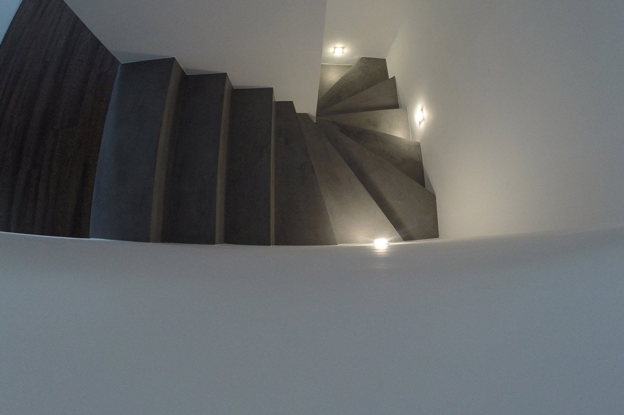 Diese Treppe in einem Einfamilienhaus wurde mit Beton Ciré Nr. 30 beschichtet und als Finish wurde eine seidenmatte Versiegelung gewählt.
