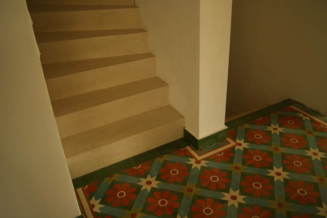 Diese Treppe in einem Einfamilienhaus wurde mit Beton Ciré Nr. 38 beschichtet und als Finish wurde eine seidenmatte Versiegelung gewählt.