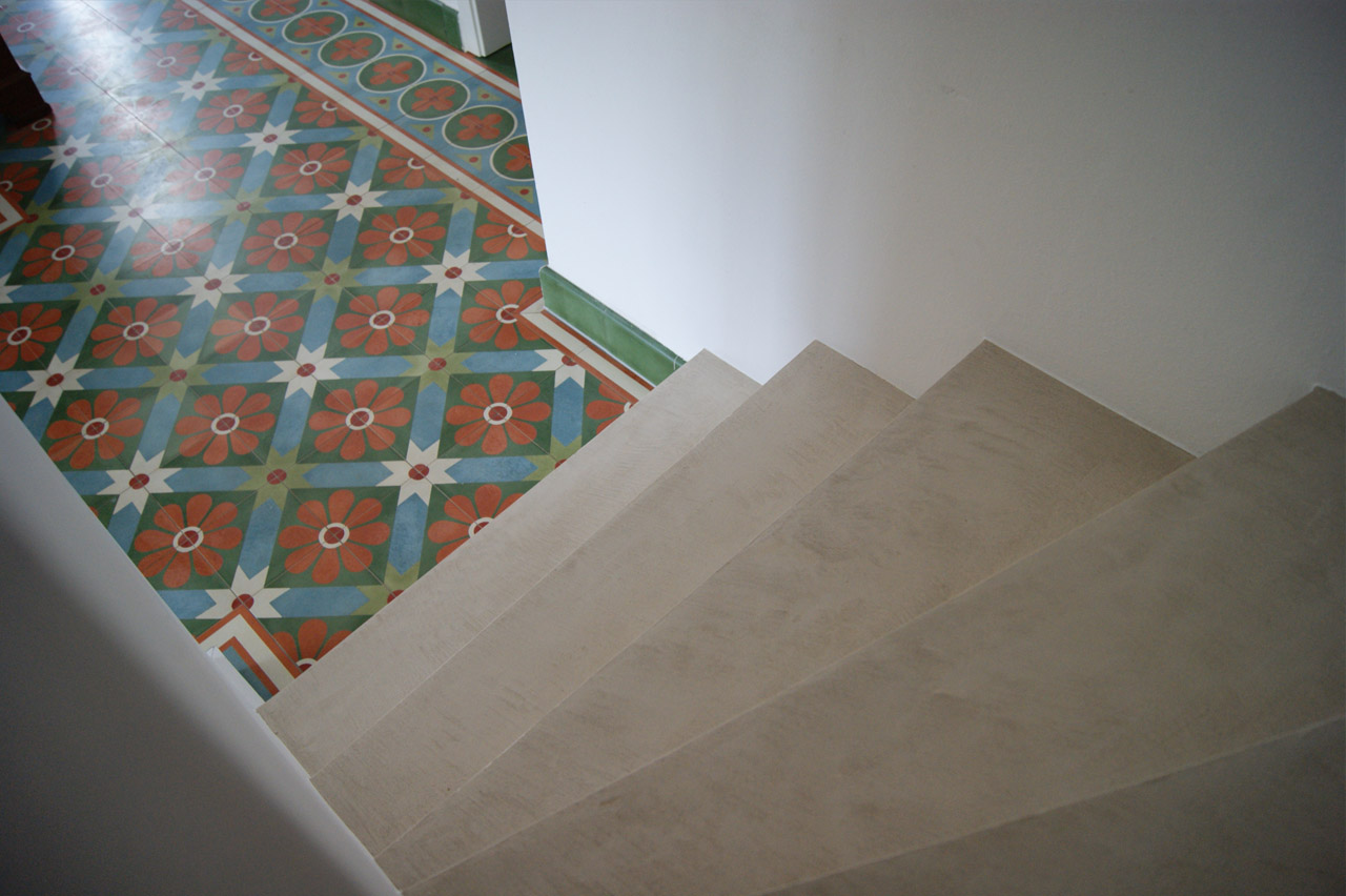 Diese Treppe in einem Einfamilienhaus wurde mit Beton Ciré Nr. 38 beschichtet und als Finish wurde eine seidenmatte Versiegelung gewählt.