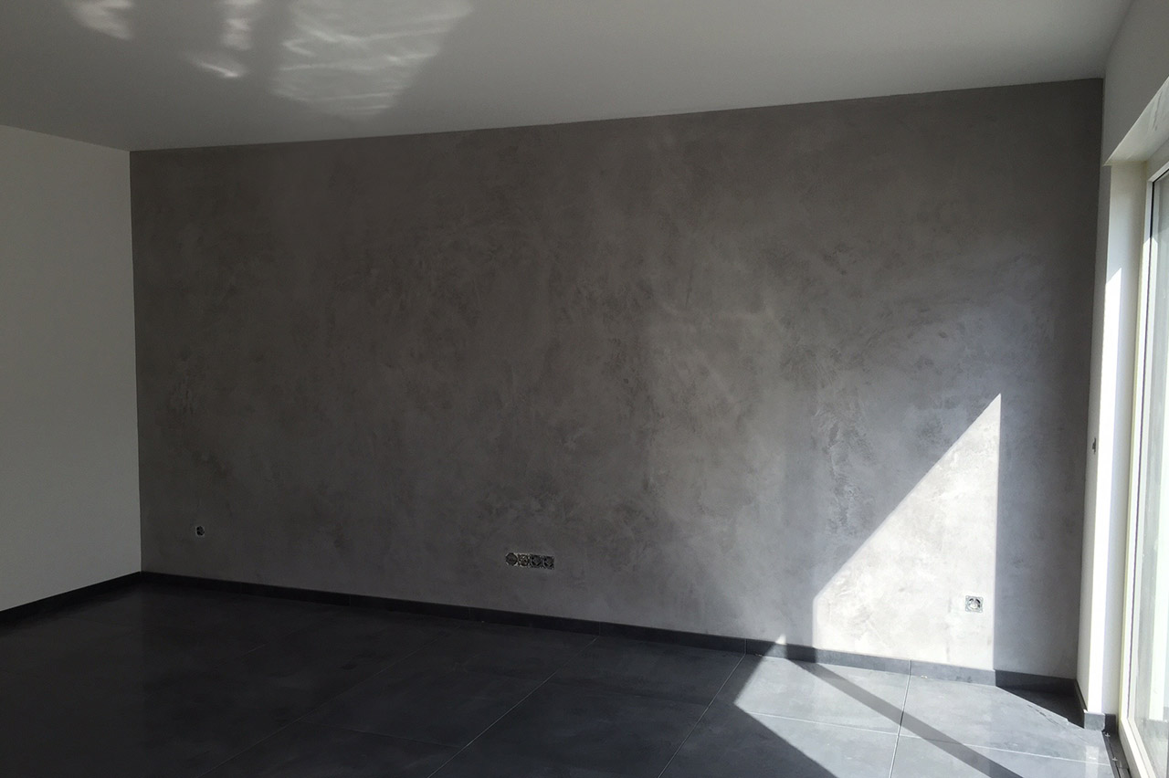Wandbeschichtung im Wohnbereich. Schöner Kontrast zum Bodenbelag. Beton Floor Nr.03 mit extra mattem Finish.
